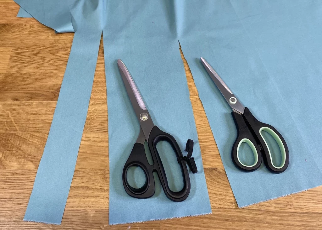 Une comparaison côte à côte des coupes faites par des ciseaux pour tissu et des ciseaux pour papier
